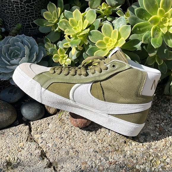 Nike Zoom Blazer Mid Premium Sneakers - Picture 14 of 15